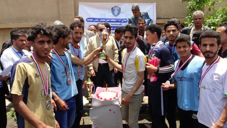 معالي رئيس الجامعة يكرم الفرق واللاعبين الفائزين بالمنافسات الرياضية على كأس رئيس الجامعة1444